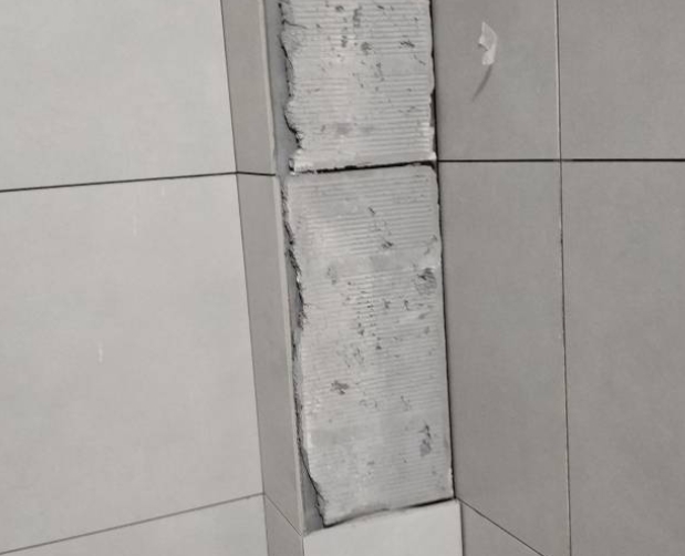 上饶瓷砖空鼓维修公司分享下瓷砖施工前基层浇水润湿程度不足，可能导致以下问题