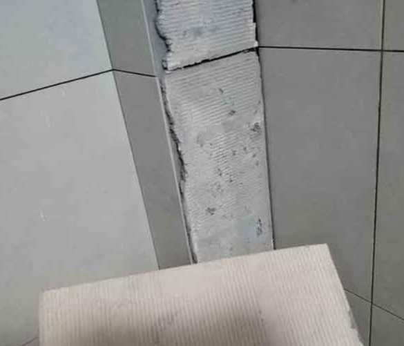上饶瓷砖空鼓维修公司分享下厨房瓷砖脱落的补救措施。